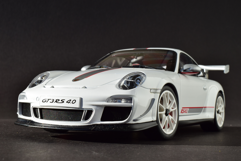 Illustration for article titled RennSport Battle: 997 911 GT3 RS 4.0, AUTOart v. Bburago